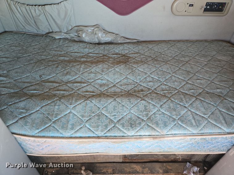 image for item DJ0882 2006 Mack CXN613 semi truck