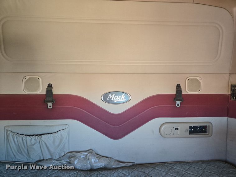 image for item DJ0882 2006 Mack CXN613 semi truck