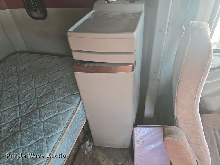 image for item DJ0882 2006 Mack CXN613 semi truck