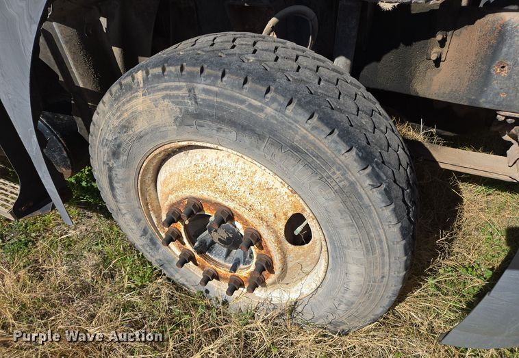 image for item DJ0882 2006 Mack CXN613 semi truck