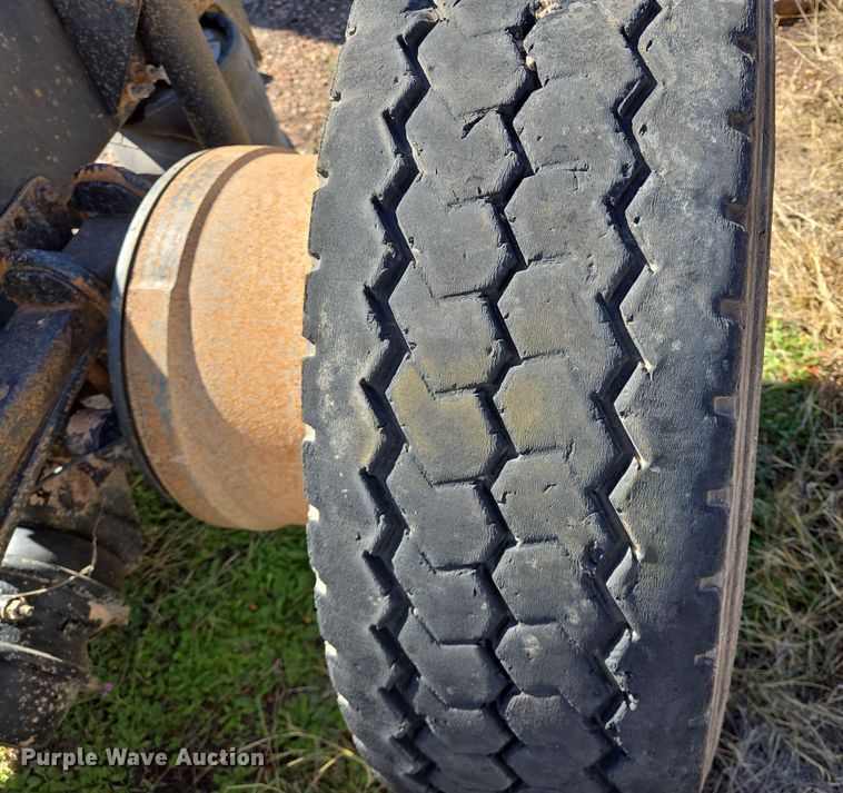 image for item DJ0882 2006 Mack CXN613 semi truck