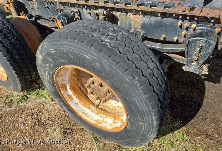 image for item DJ0882 2006 Mack CXN613 semi truck