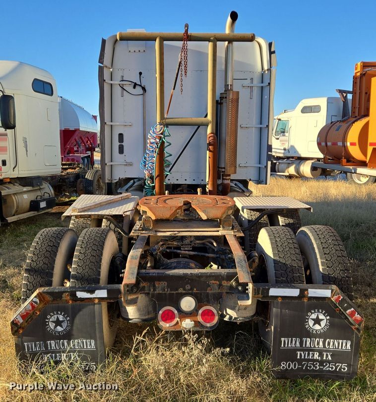 image for item DJ0883 2007 Freightliner CL120 semi truck