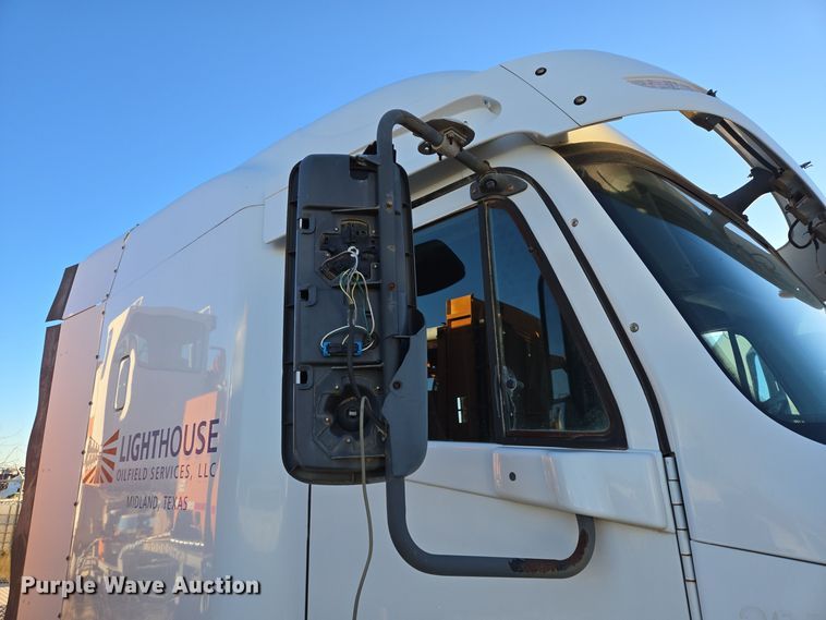 image for item DJ0883 2007 Freightliner CL120 semi truck