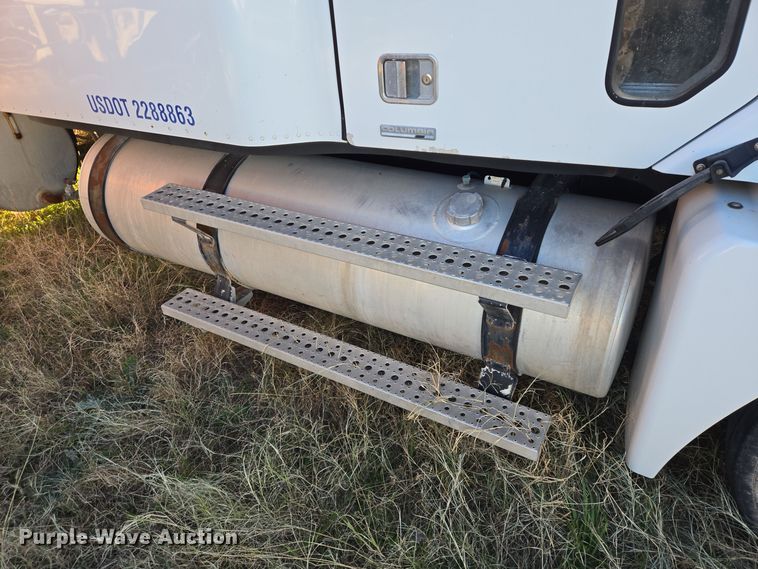 image for item DJ0883 2007 Freightliner CL120 semi truck