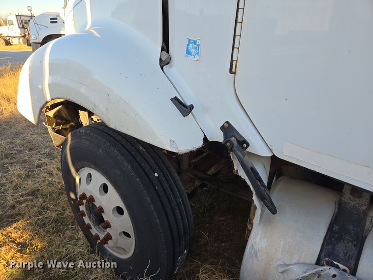 image for item DJ0883 2007 Freightliner CL120 semi truck