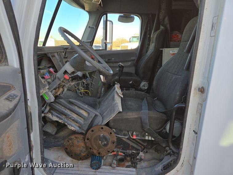 image for item DJ0883 2007 Freightliner CL120 semi truck