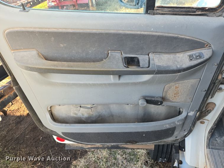 image for item DJ0883 2007 Freightliner CL120 semi truck