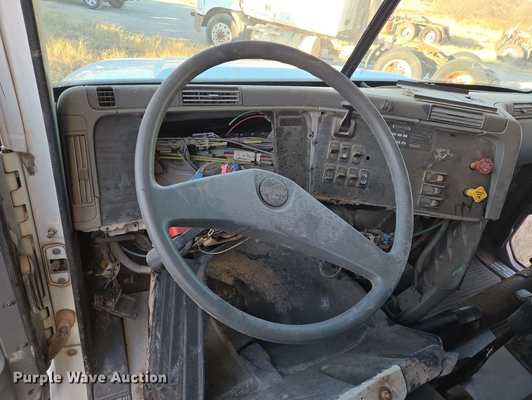 image for item DJ0883 2007 Freightliner CL120 semi truck