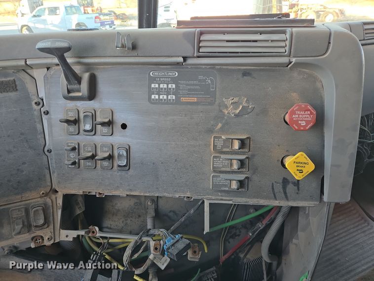 image for item DJ0883 2007 Freightliner CL120 semi truck