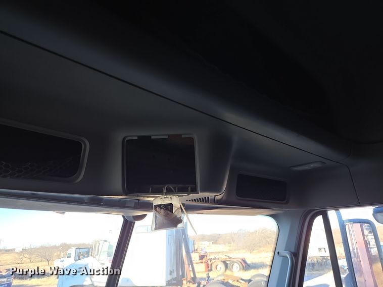 image for item DJ0883 2007 Freightliner CL120 semi truck