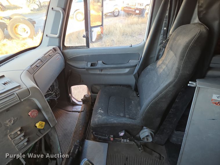 image for item DJ0883 2007 Freightliner CL120 semi truck