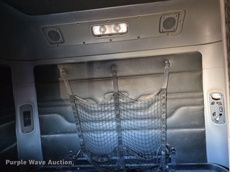 image for item DJ0883 2007 Freightliner CL120 semi truck