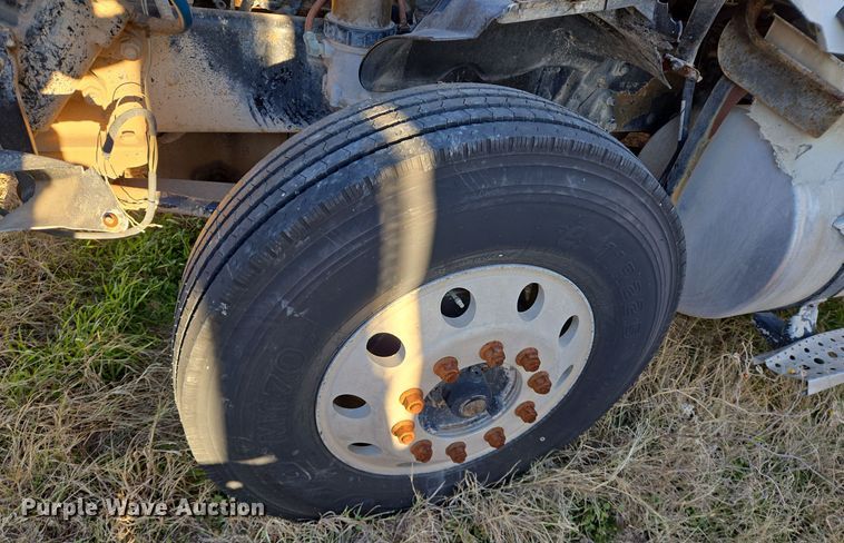 image for item DJ0883 2007 Freightliner CL120 semi truck