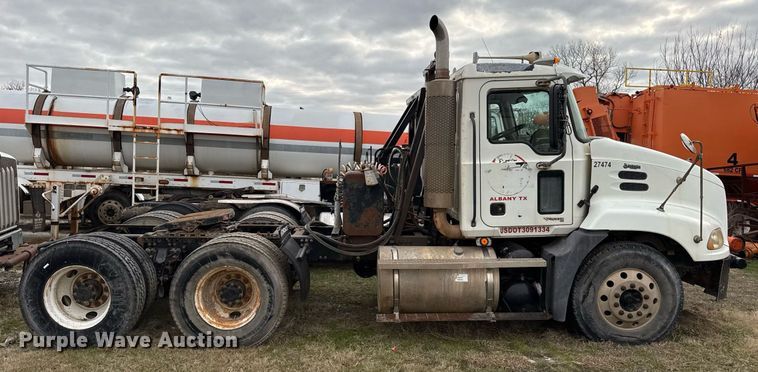 image for item DJ0891 2005 Mack CXN613 semi truck