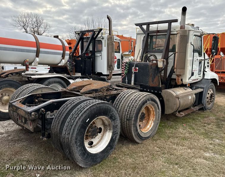 image for item DJ0891 2005 Mack CXN613 semi truck