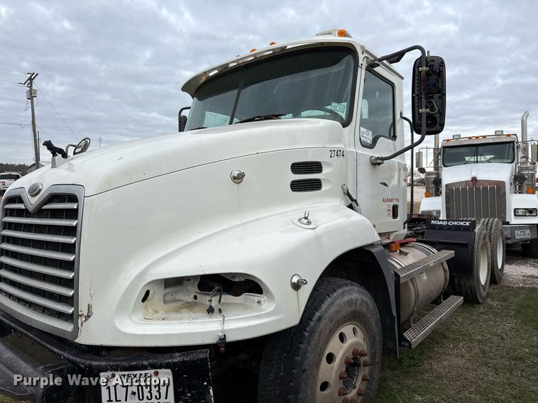 image for item DJ0891 2005 Mack CXN613 semi truck