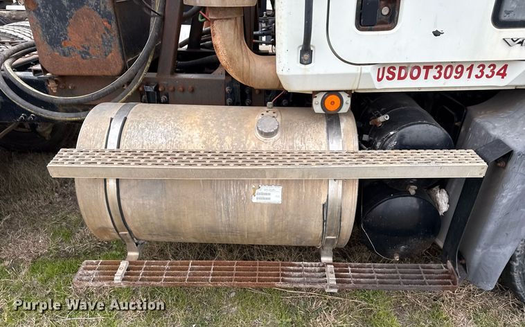 image for item DJ0891 2005 Mack CXN613 semi truck