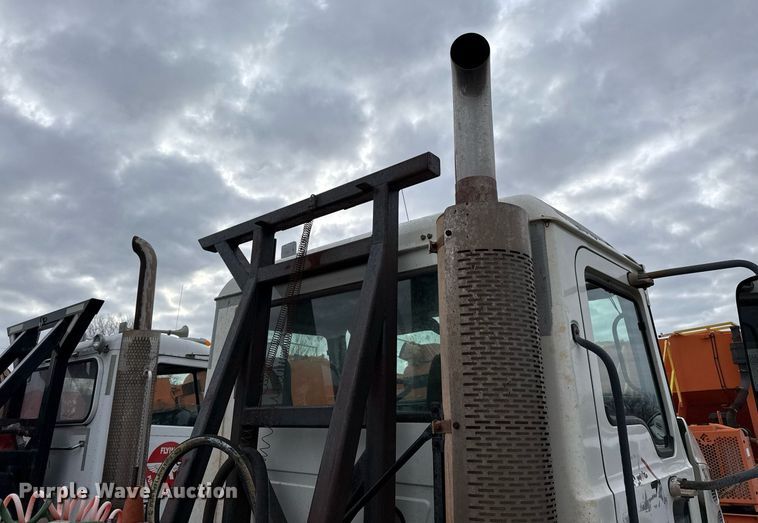 image for item DJ0891 2005 Mack CXN613 semi truck