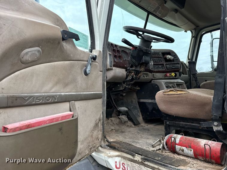 image for item DJ0891 2005 Mack CXN613 semi truck