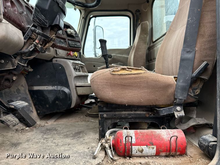 image for item DJ0891 2005 Mack CXN613 semi truck