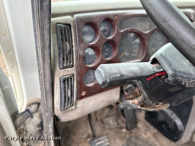 image for item DJ0891 2005 Mack CXN613 semi truck