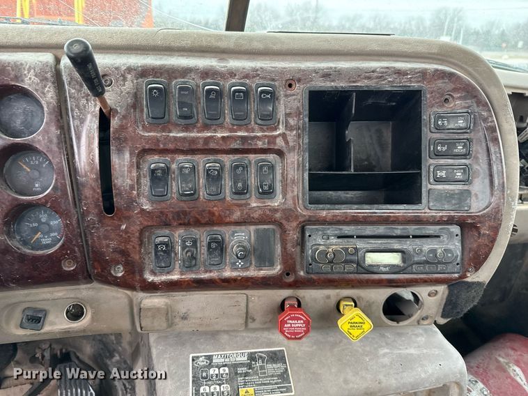 image for item DJ0891 2005 Mack CXN613 semi truck