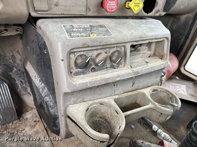 image for item DJ0891 2005 Mack CXN613 semi truck