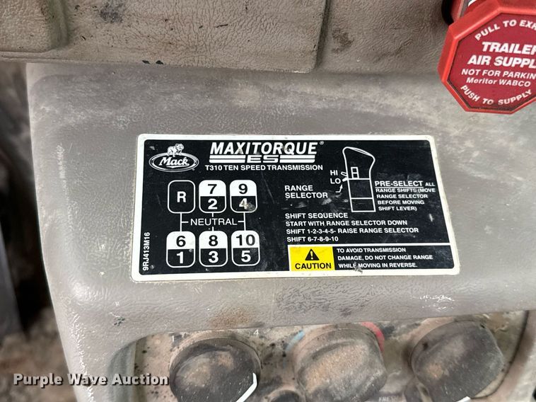 image for item DJ0891 2005 Mack CXN613 semi truck