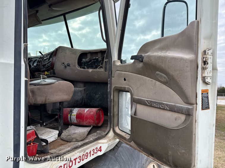 image for item DJ0891 2005 Mack CXN613 semi truck