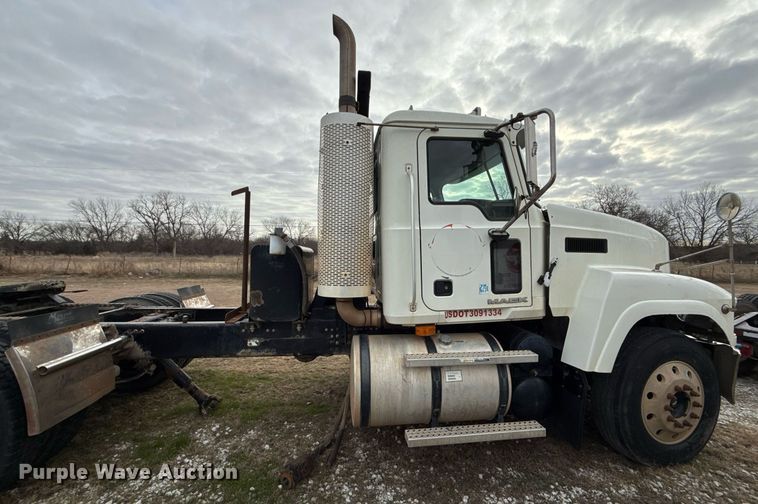 image for item DJ0893 2009 Mack CHU613 semi truck