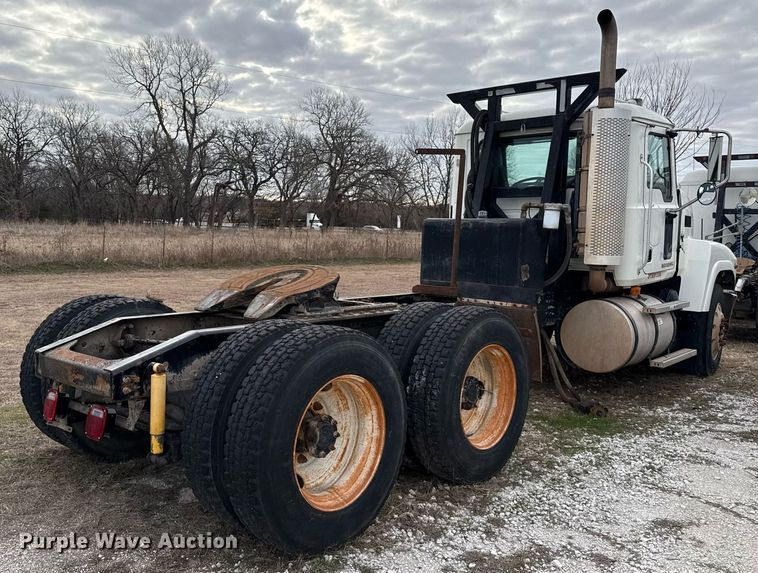 image for item DJ0893 2009 Mack CHU613 semi truck