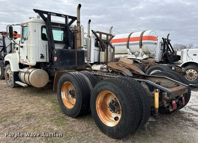 image for item DJ0893 2009 Mack CHU613 semi truck