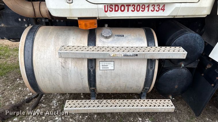 image for item DJ0893 2009 Mack CHU613 semi truck