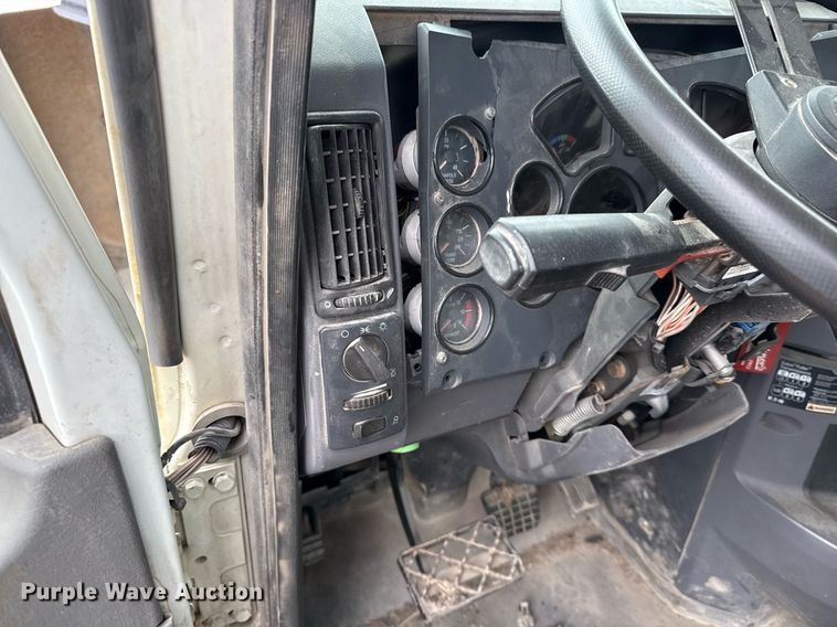 image for item DJ0893 2009 Mack CHU613 semi truck