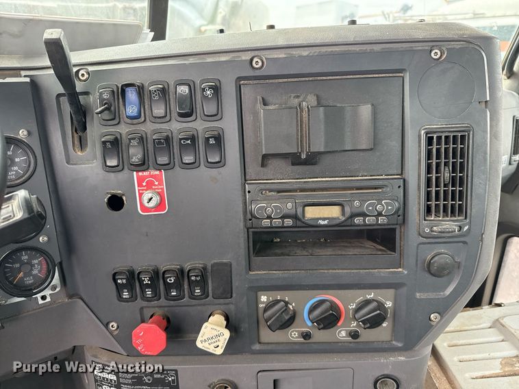 image for item DJ0893 2009 Mack CHU613 semi truck