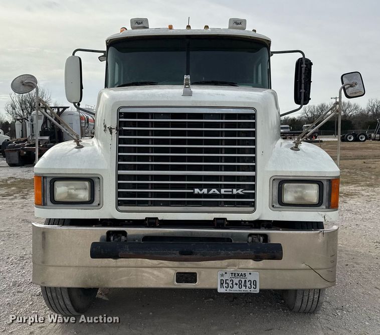 image for item DJ0896 2013 Mack CHU613 semi truck