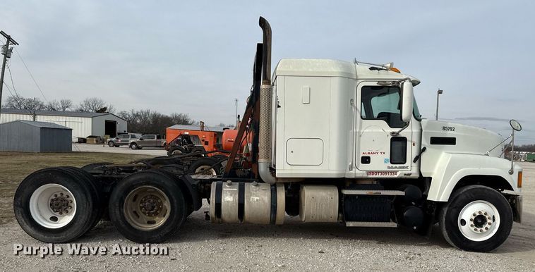 image for item DJ0896 2013 Mack CHU613 semi truck