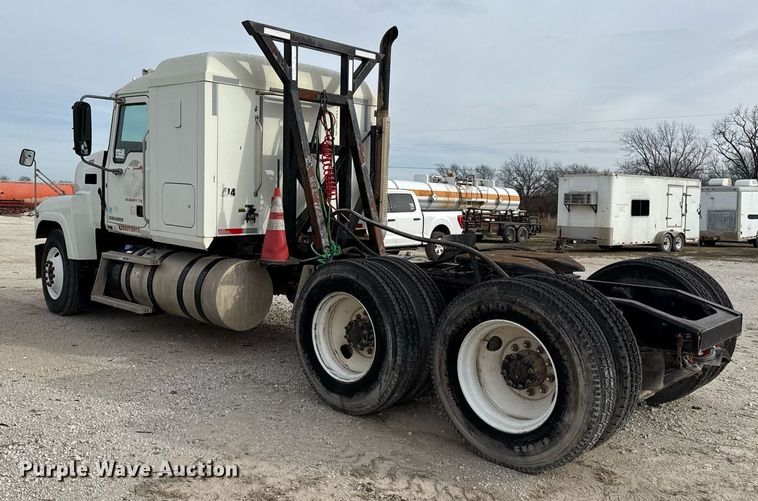 image for item DJ0896 2013 Mack CHU613 semi truck