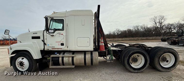 image for item DJ0896 2013 Mack CHU613 semi truck