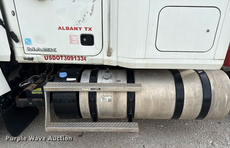 image for item DJ0896 2013 Mack CHU613 semi truck