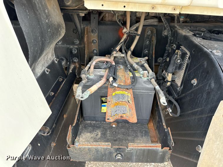 image for item DJ0896 2013 Mack CHU613 semi truck