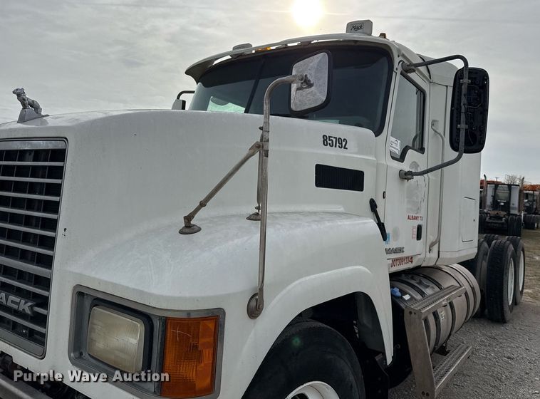 image for item DJ0896 2013 Mack CHU613 semi truck