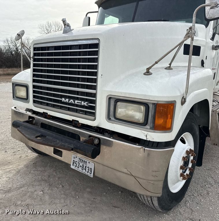 image for item DJ0896 2013 Mack CHU613 semi truck