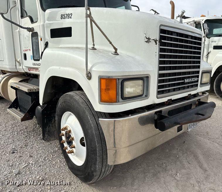 image for item DJ0896 2013 Mack CHU613 semi truck