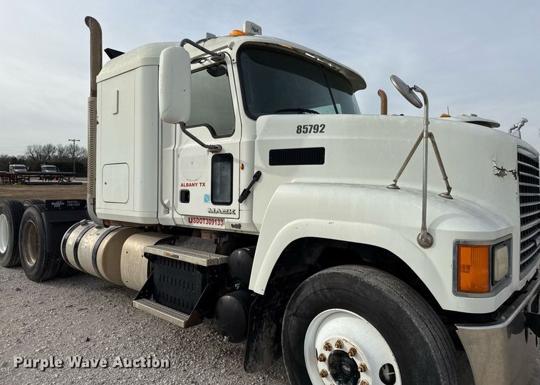 image for item DJ0896 2013 Mack CHU613 semi truck