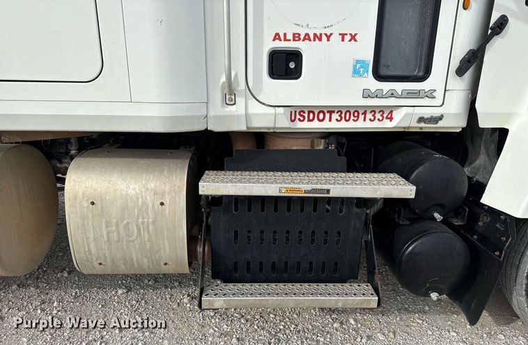 image for item DJ0896 2013 Mack CHU613 semi truck