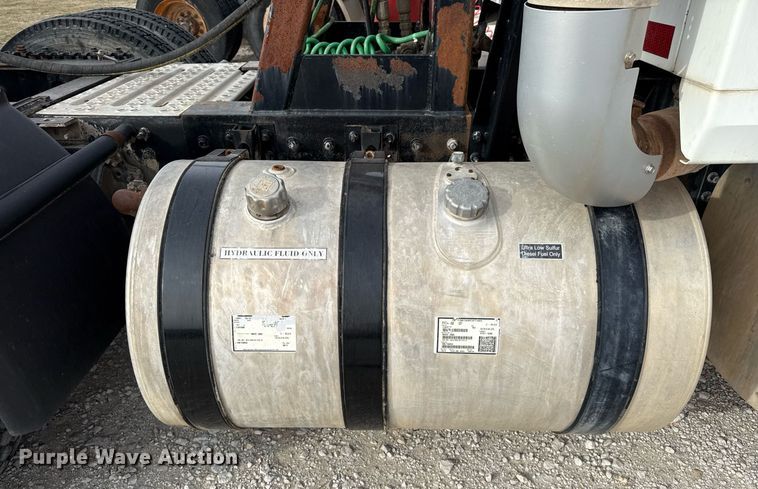 image for item DJ0896 2013 Mack CHU613 semi truck