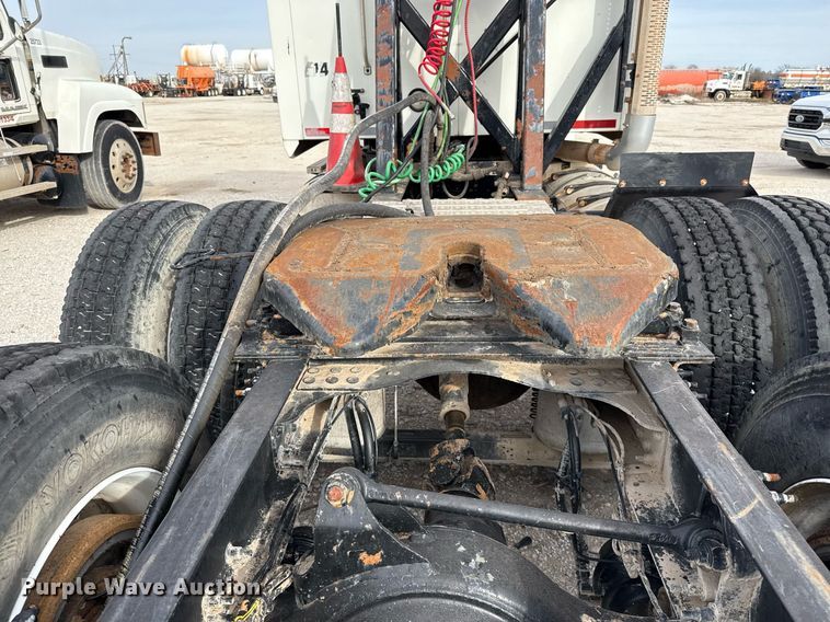 image for item DJ0896 2013 Mack CHU613 semi truck