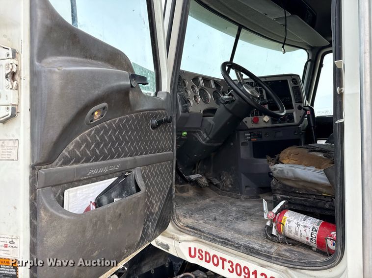 image for item DJ0896 2013 Mack CHU613 semi truck